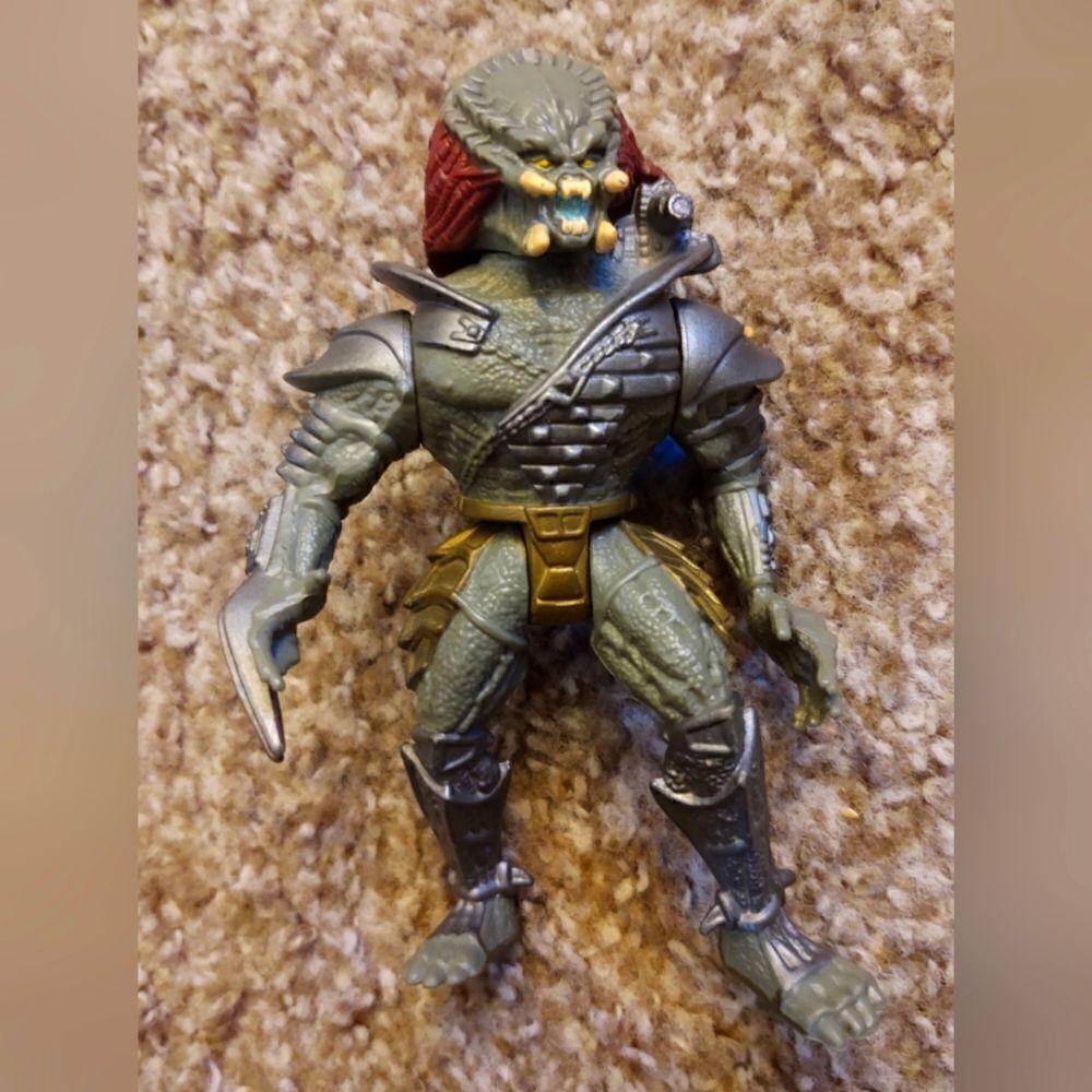 Kenner 1993 Scavage Predator Action Figure Used 5 inch Green Grey Gold PRE-OWNED